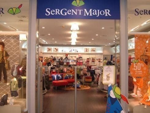 ingresso di un negozio di abbigliamento per bambini