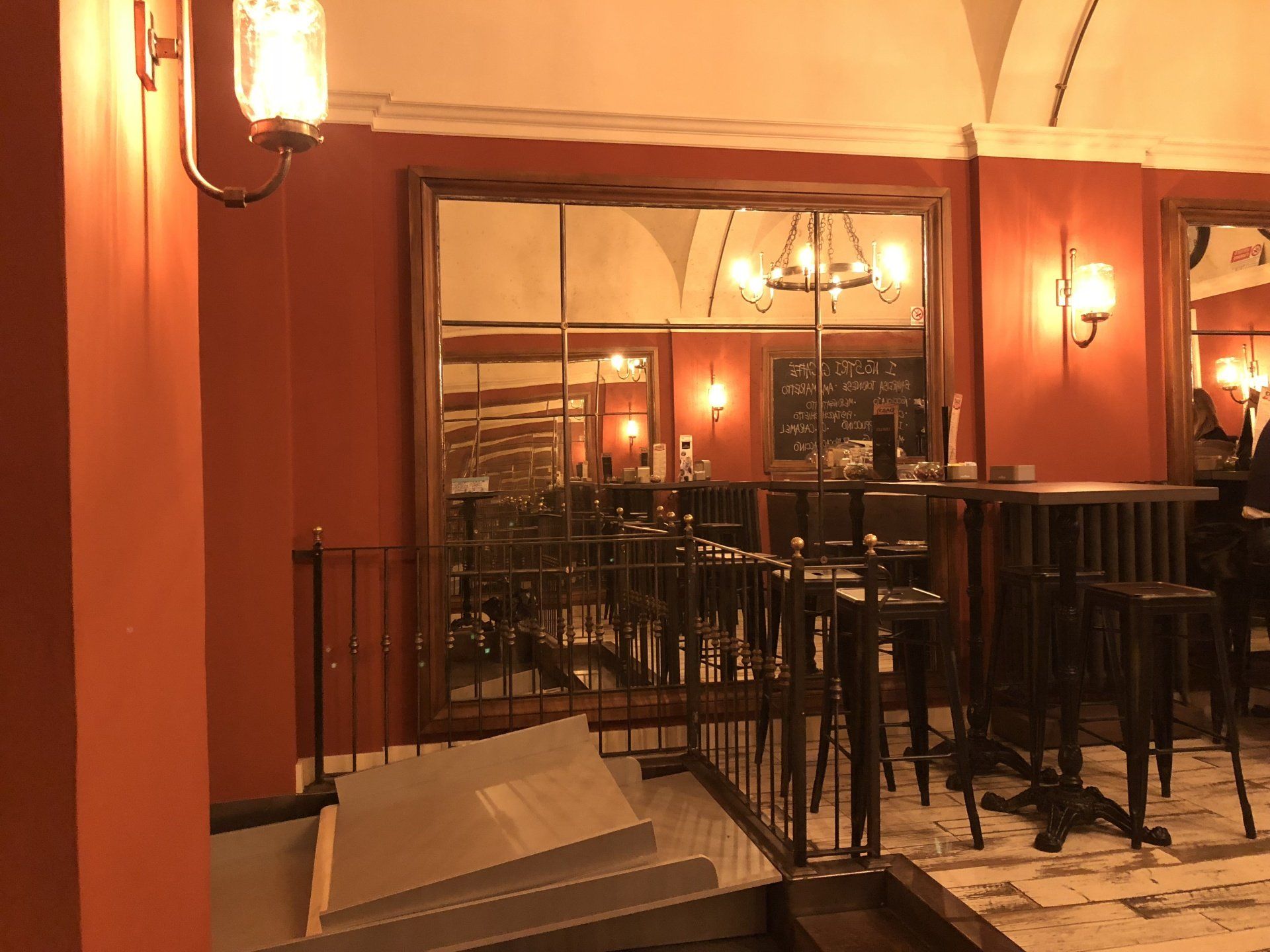 caffetteria con sedie in legno scuro