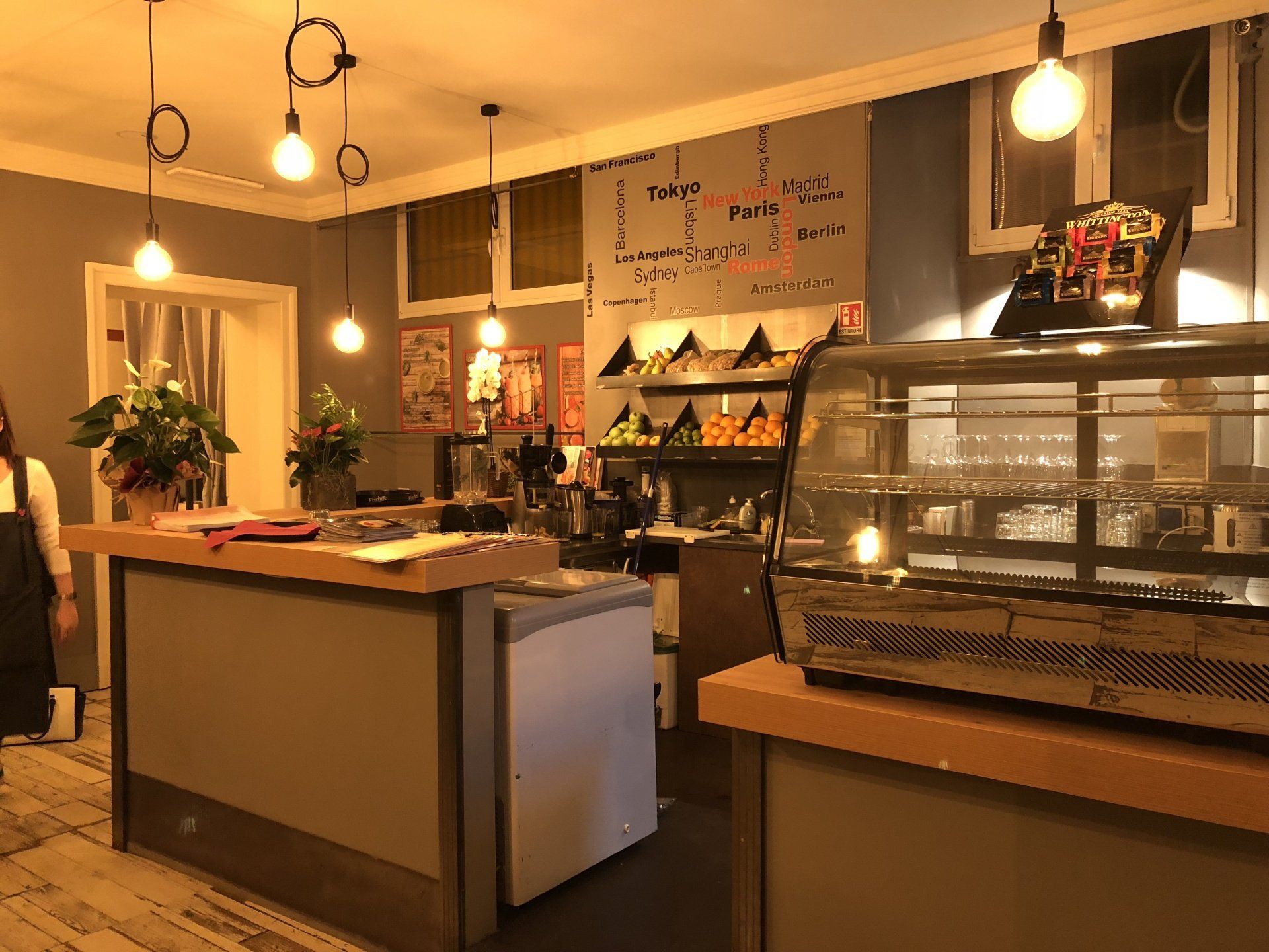 caffetteria con arredo dai toni caldi