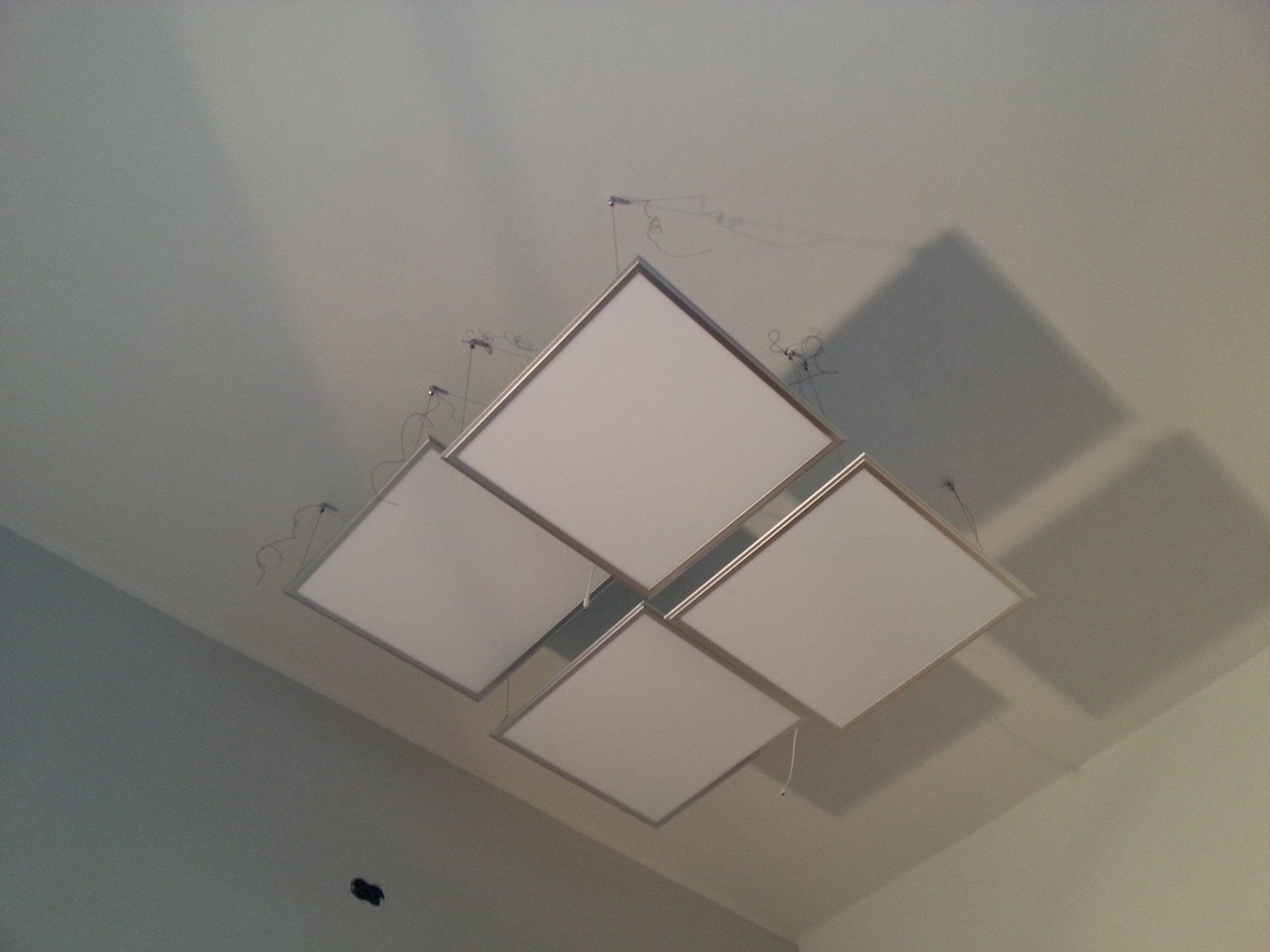 lampadario per bar con motivi quadrati