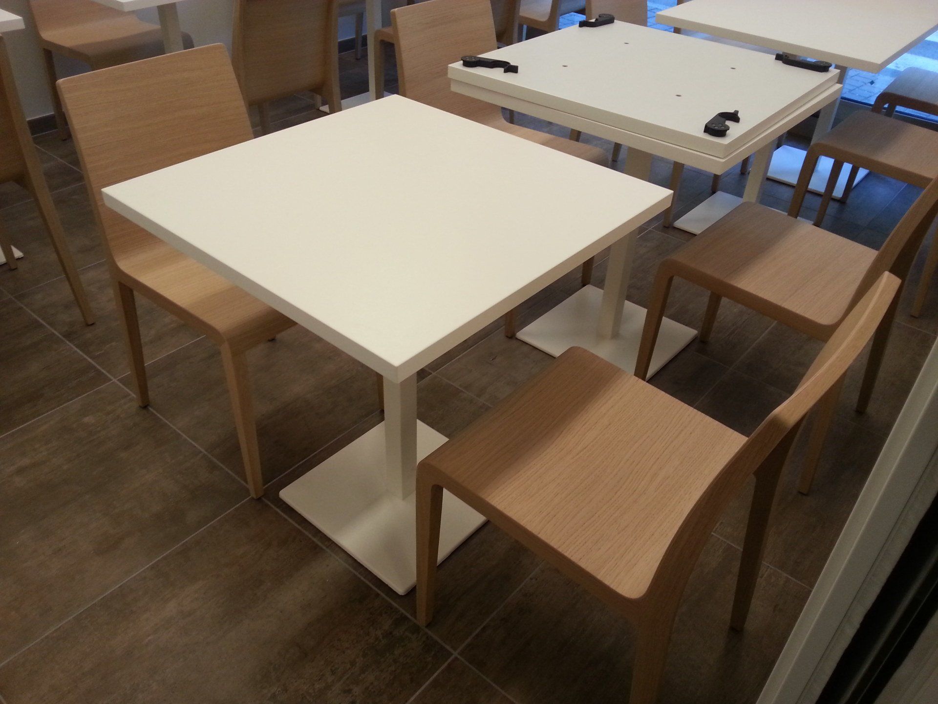 tavoli da bar con base quadrata