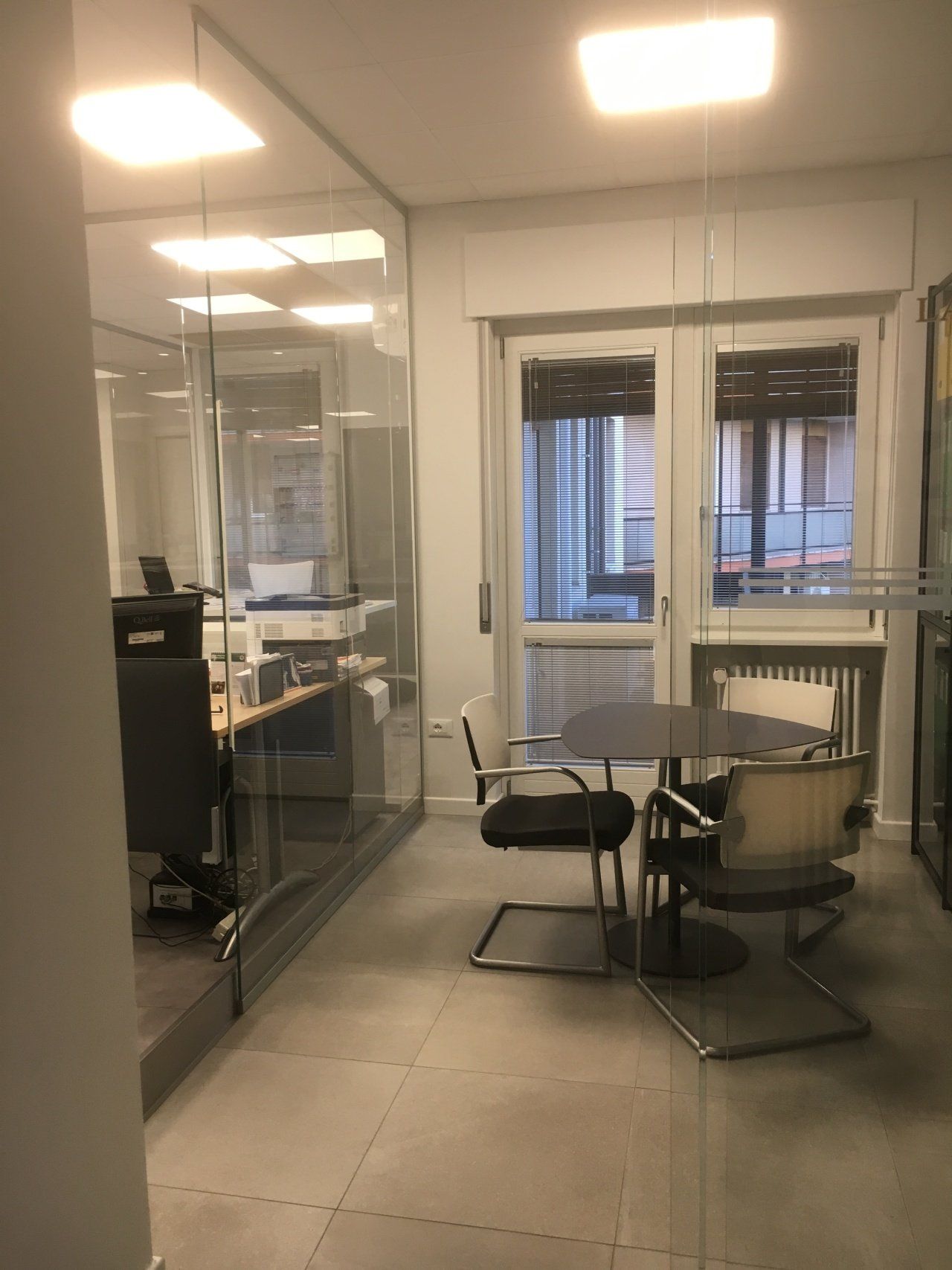 ufficio con pareti divisorie in vetro