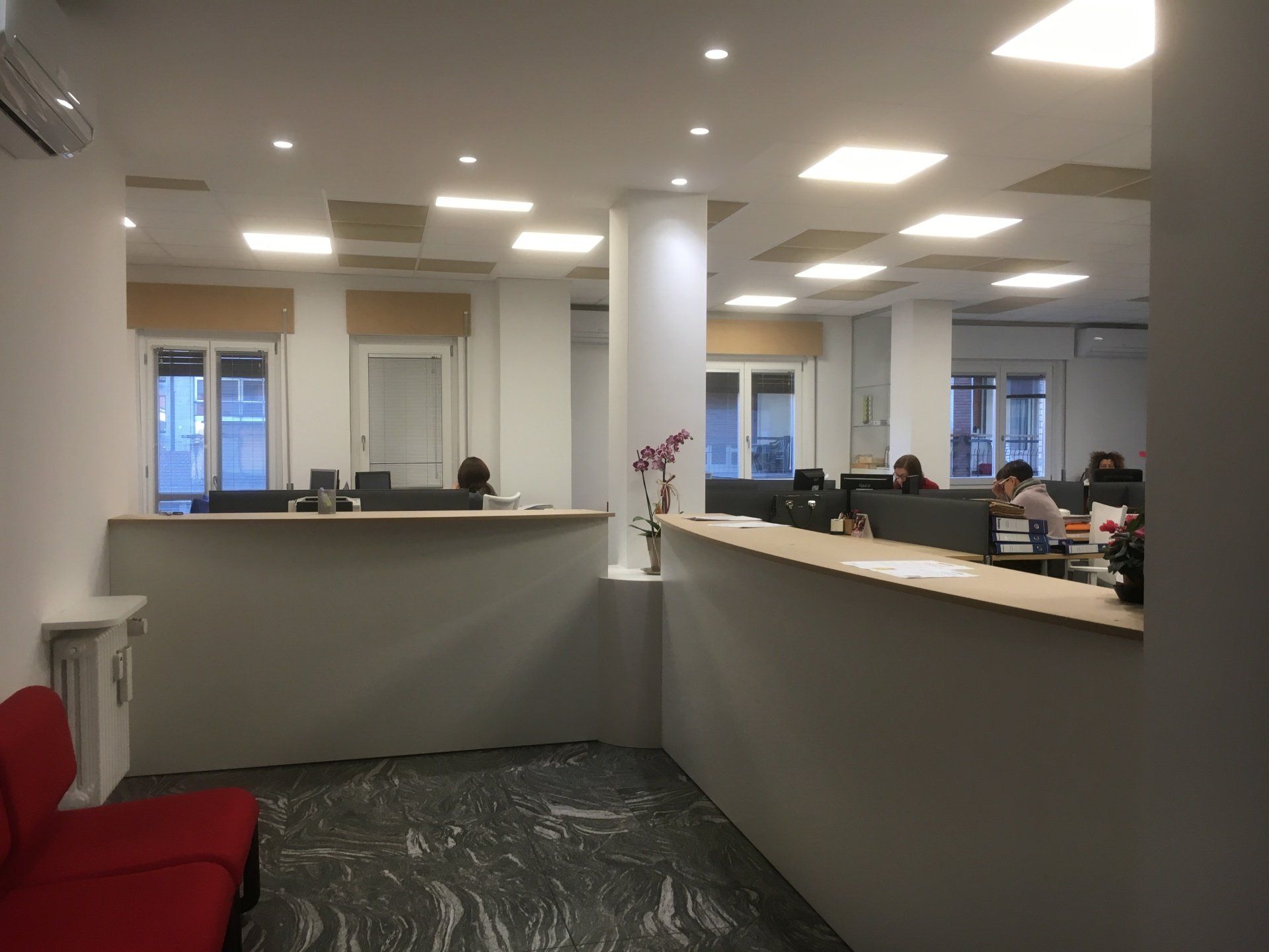 doppio bancone in ufficio