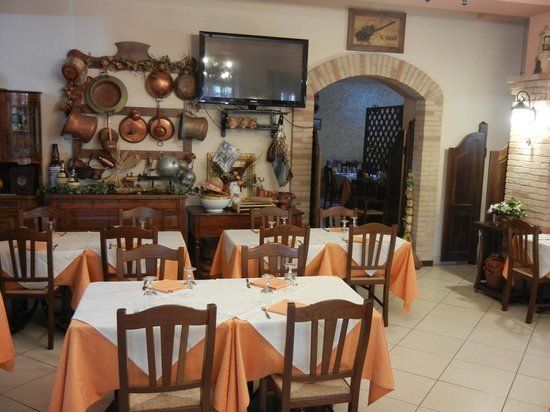 sala del ristorante e pizzeria con forno a legna