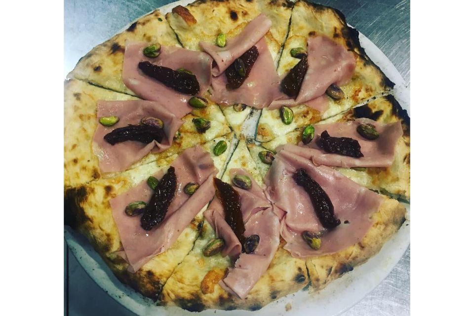 pizza speciale cotta nel forno a legna