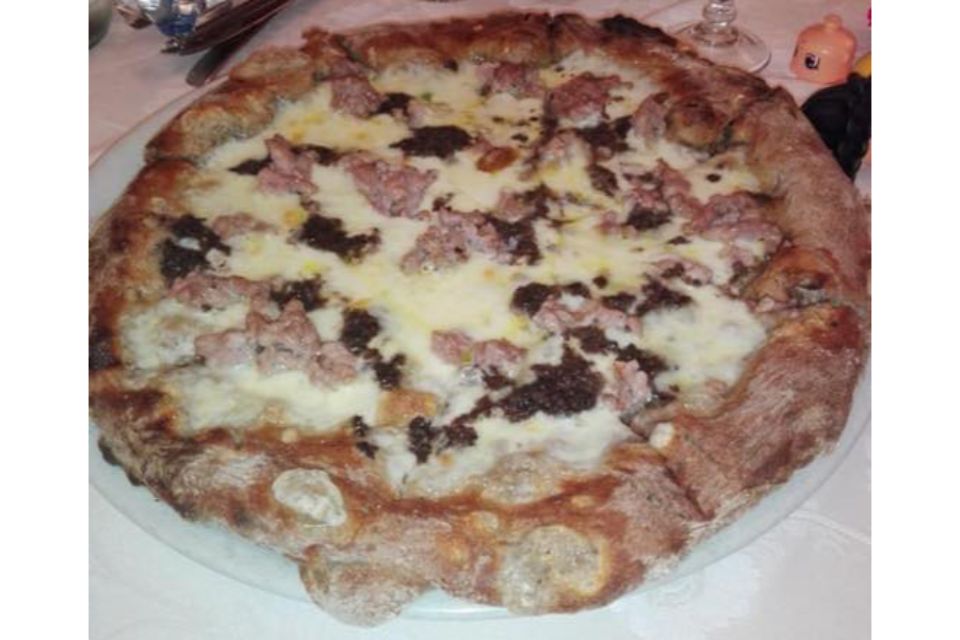 pizza bianca con salsiccia e verdura locale