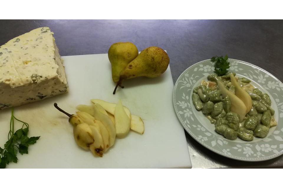 formaggi locali e pera