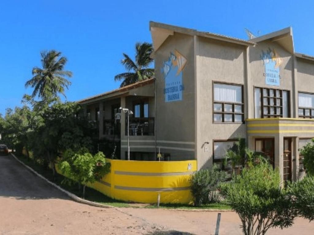 Um grande edifício com uma placa na lateral que diz 'hotel'