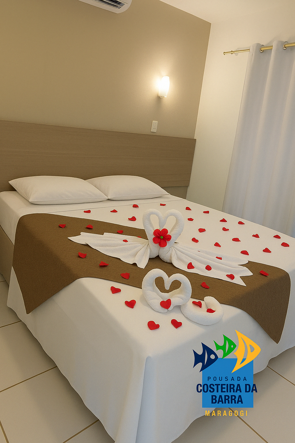 Um quarto de hotel com uma cama decorada com toalhas e corações