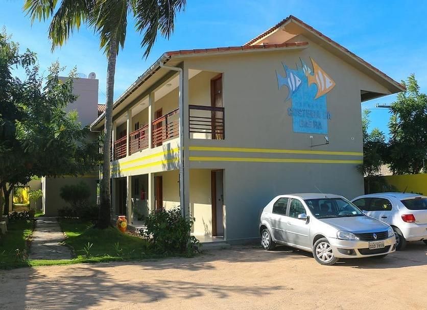 Um prédio com carros estacionados na frente