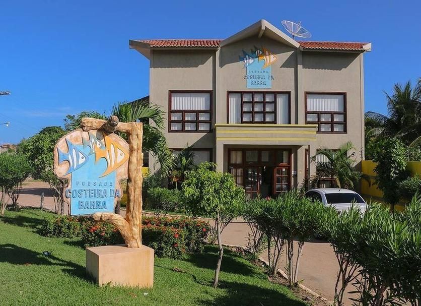 Um grande edifício com uma placa na frente que diz barra