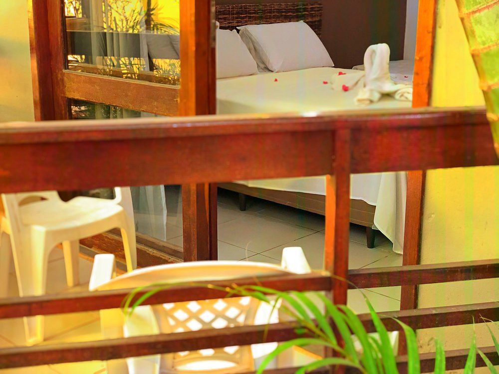 Uma vista de um quarto de hotel através de uma grade de madeira