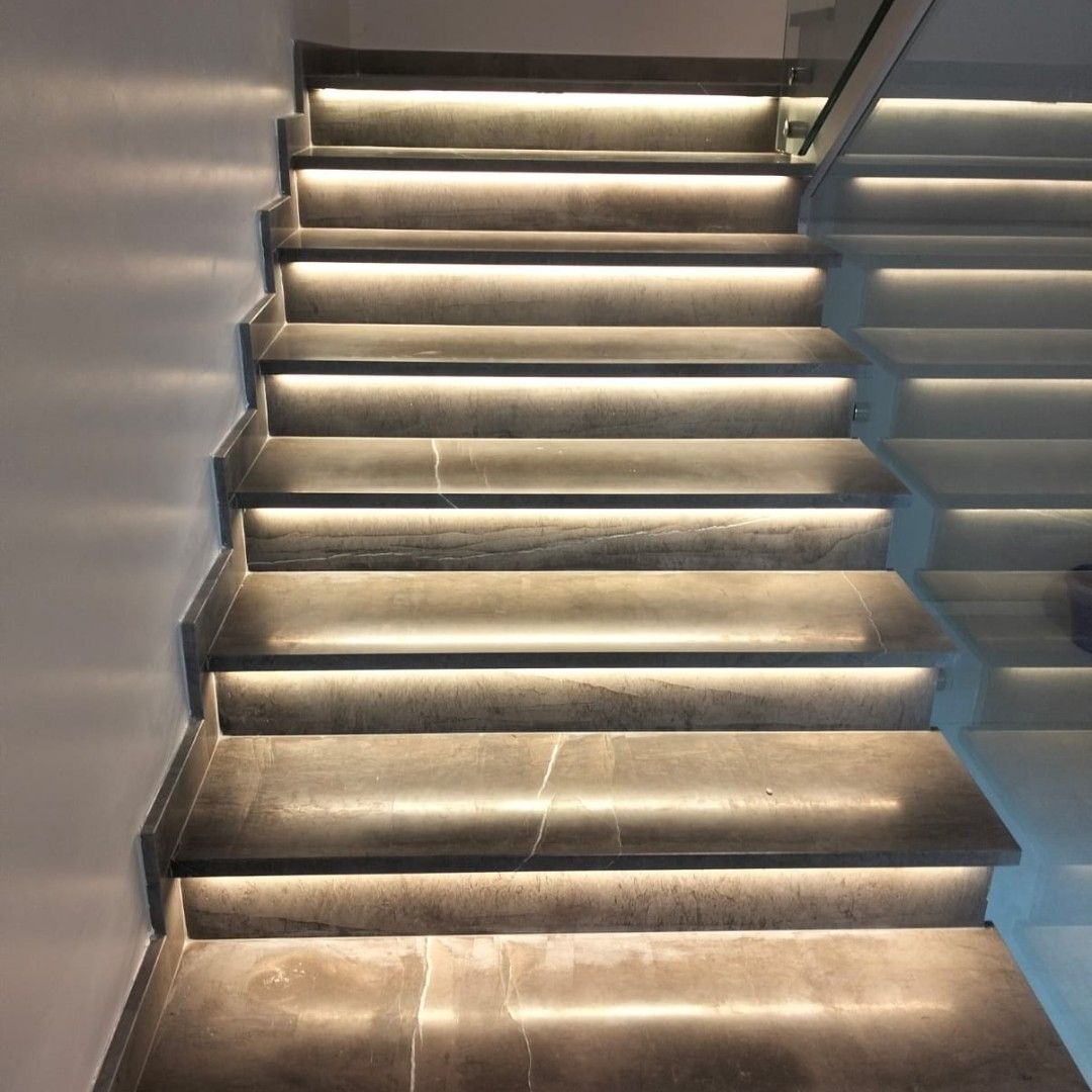 un primo piano di una scala con le scale illuminate