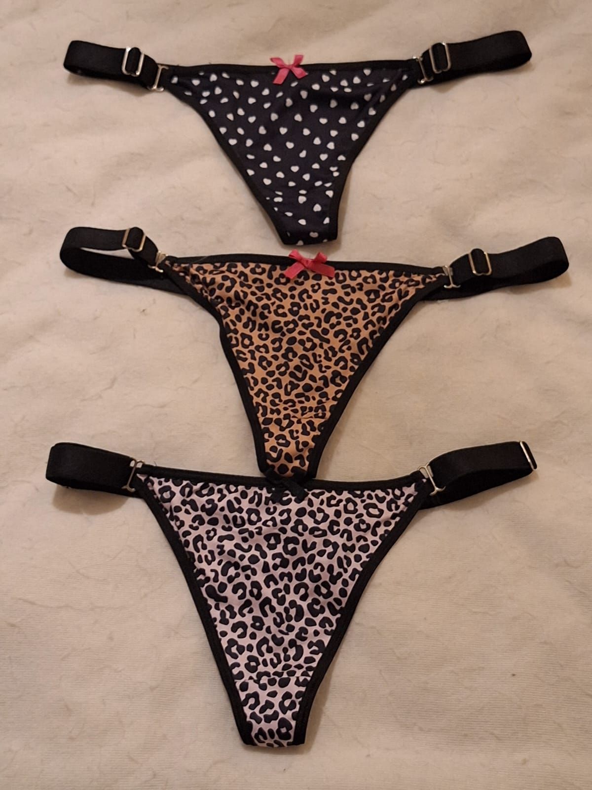 Tres tangas con estampado de leopardo apiladas una encima de la otra
