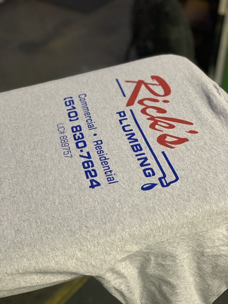 A shirt that says rick 's plumbing on it