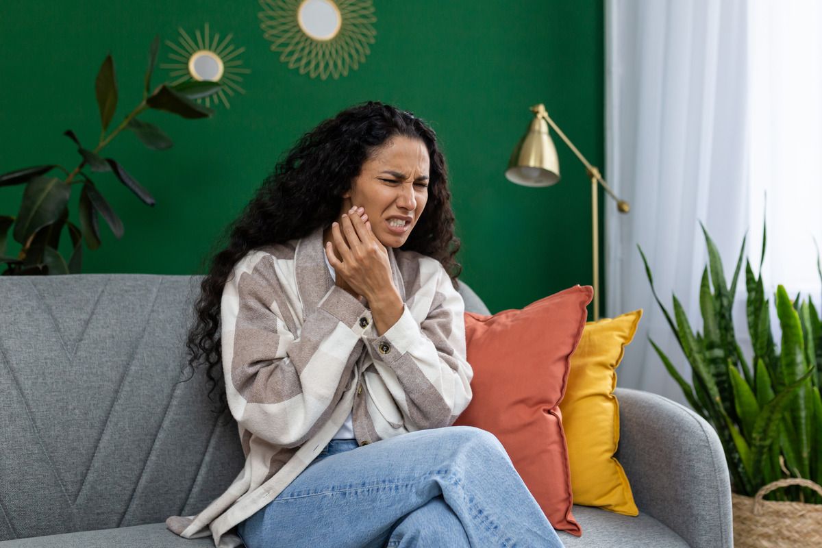 A woman having toothache - best dentist near waldorf md