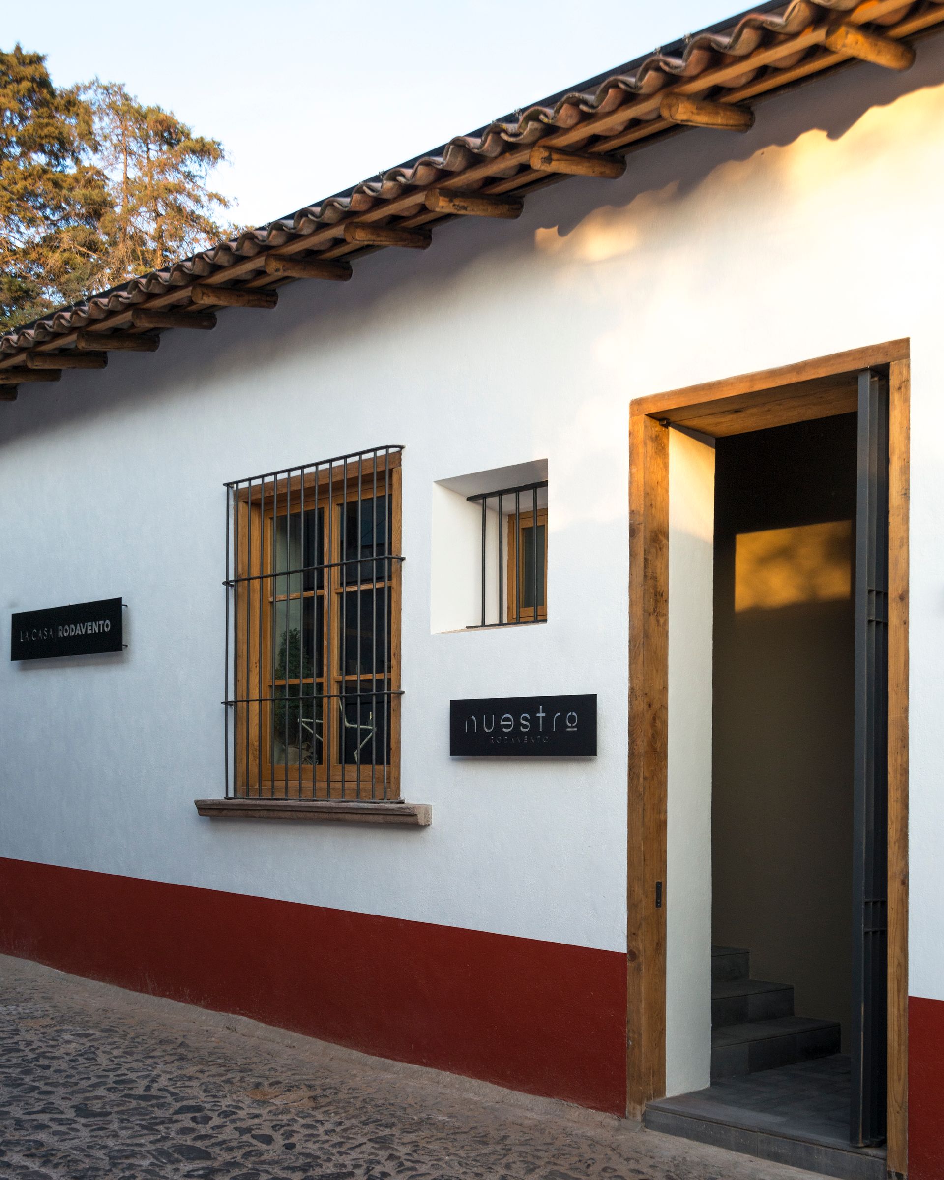 Fachada de La Casa Rodavento, hotel boutique para parejas en el centro de Valle de Bravo