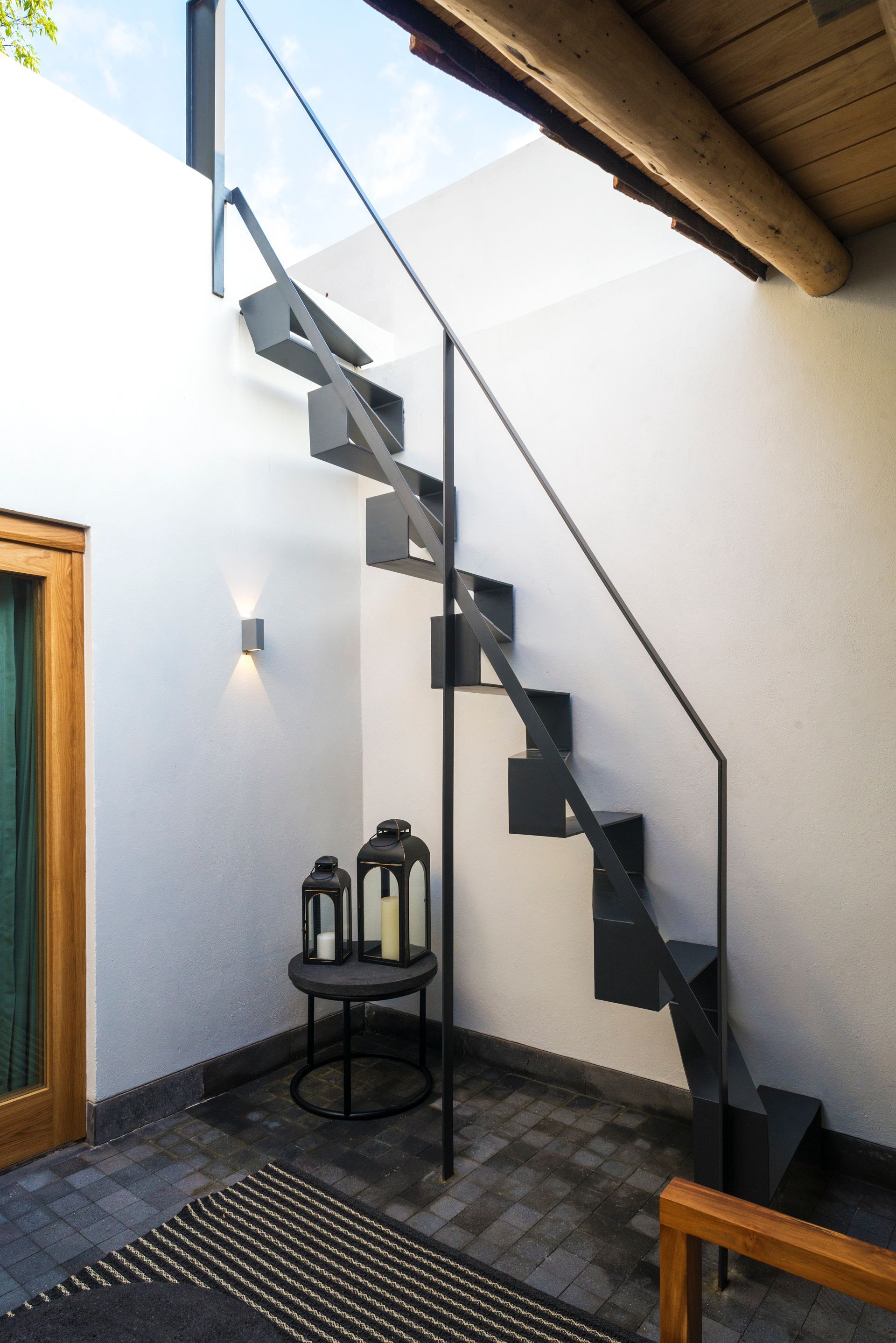 Escaleras al rooftop privado de la suite dos.