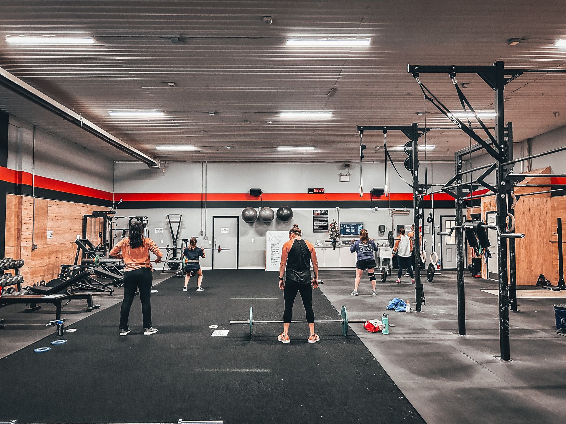 A group of people are doing exercises in a gym.
