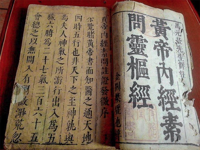 un livre ouvert avec des écritures chinoises sur la couverture