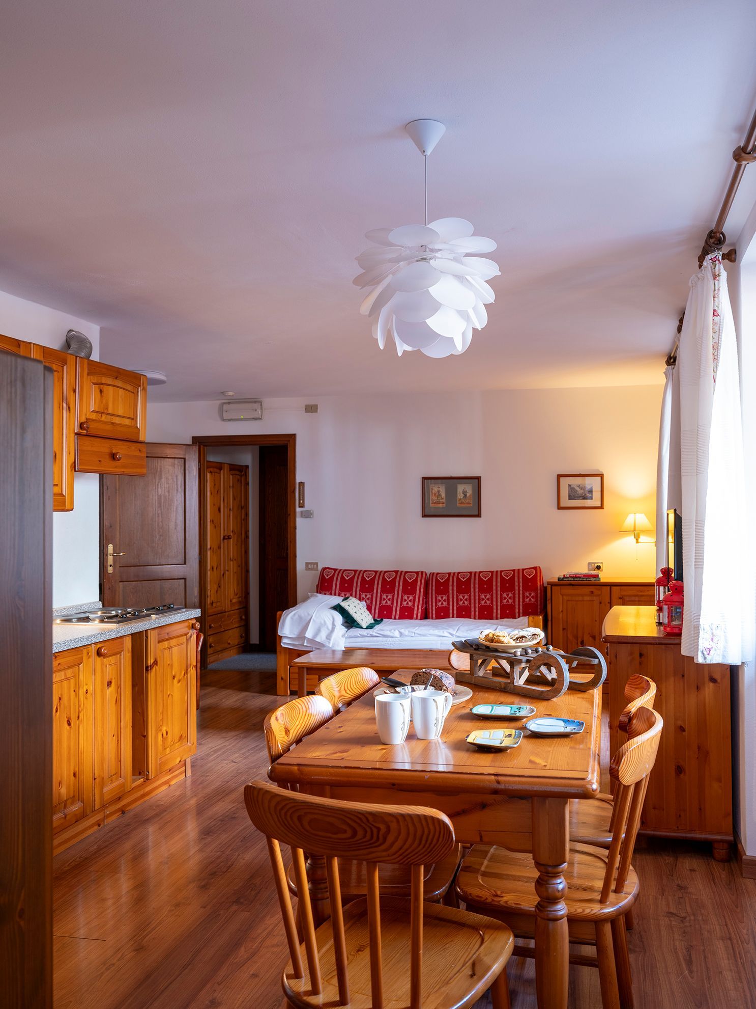 Interno del Cima Jazzi Residence — dettaglio di legno locale e pietra alpina