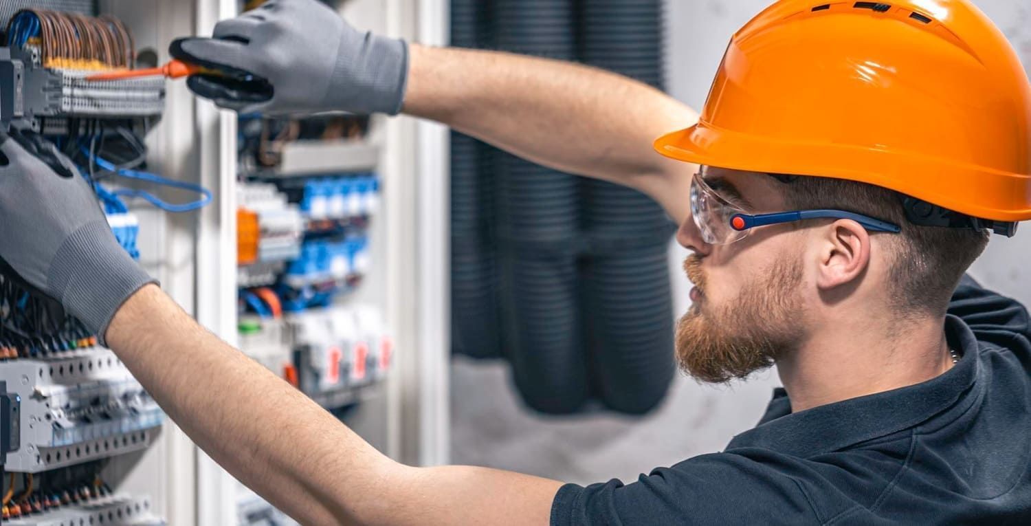electrical contractor vs electrician