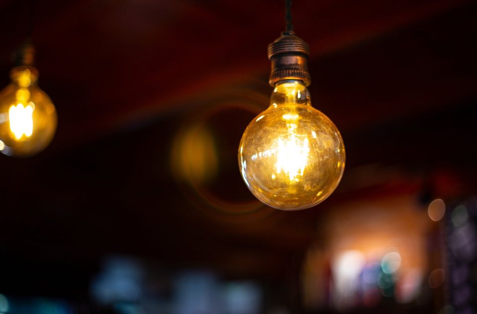 kitchen light on panel keep flickering