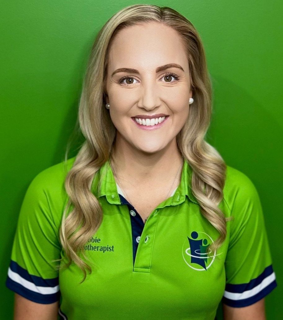 Man In Green Shirt Sitting In Front Of Green Wall – Abdelrahim Eltanoby – Physio In Goulburn, NSW