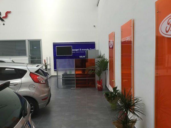 reception di concessionaria auto