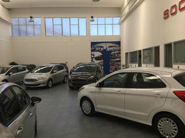 showroom di auto nuove e pronte alla consegna