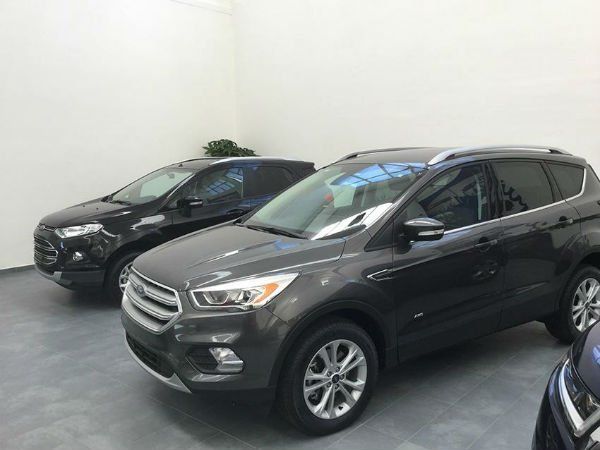 auto esposte in showroom