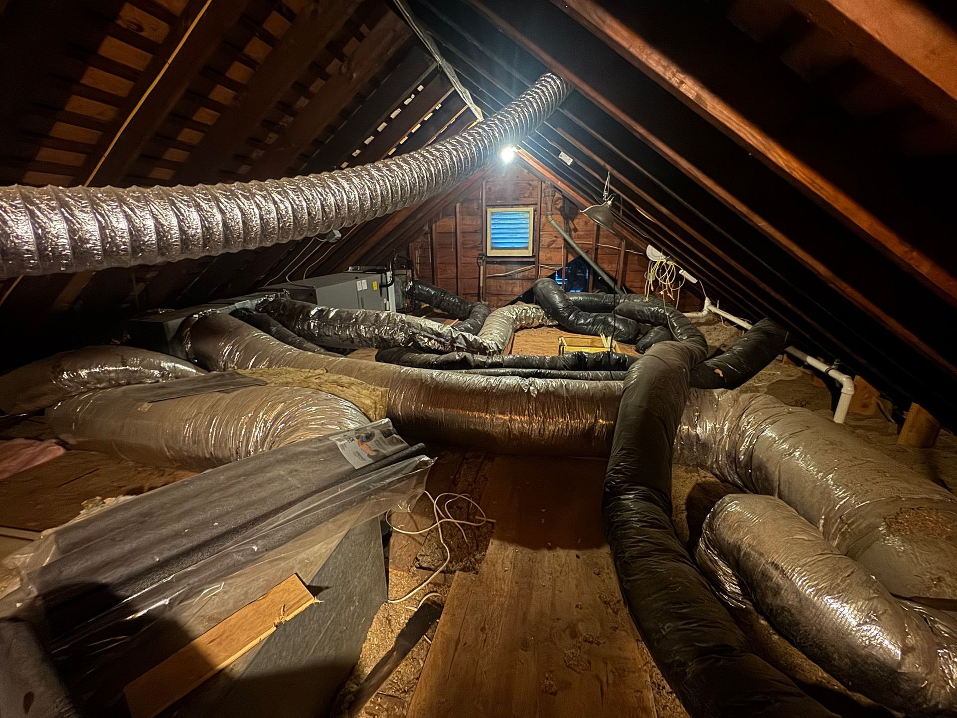 A wooden fence is sitting in the middle of a grassy field.