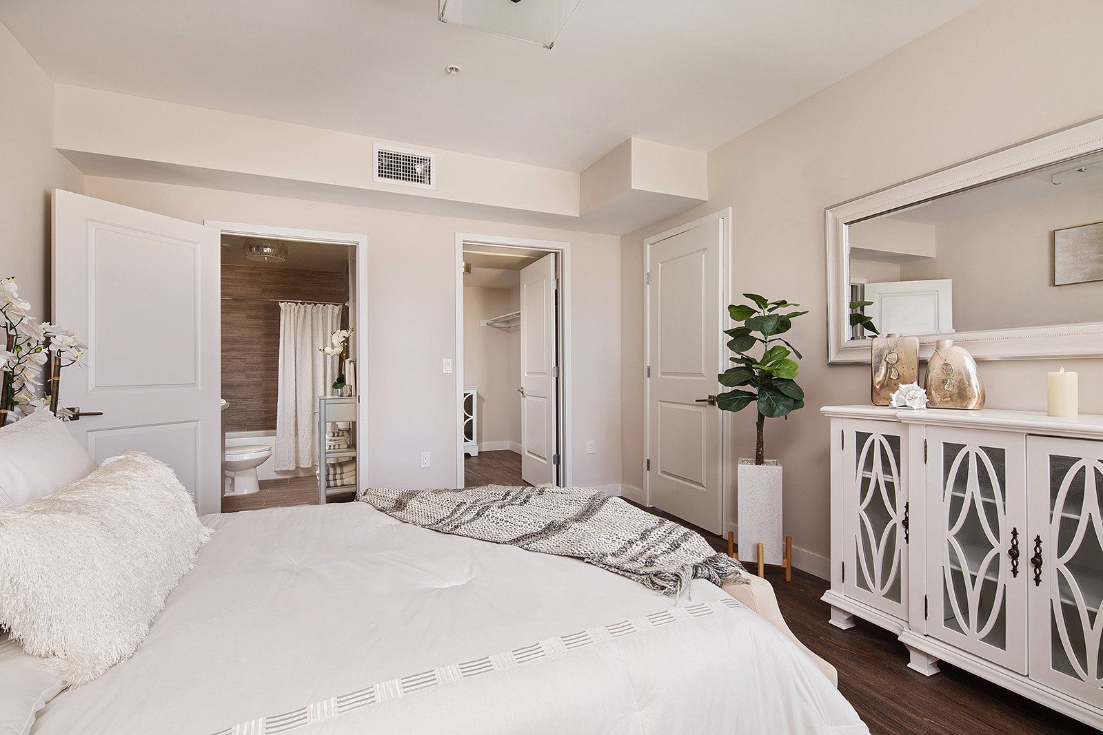 NoHo 5500 Photo Gallery
