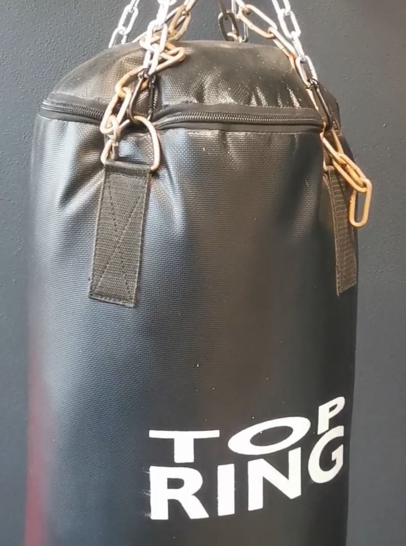 Un sacco da boxe nero con la scritta 