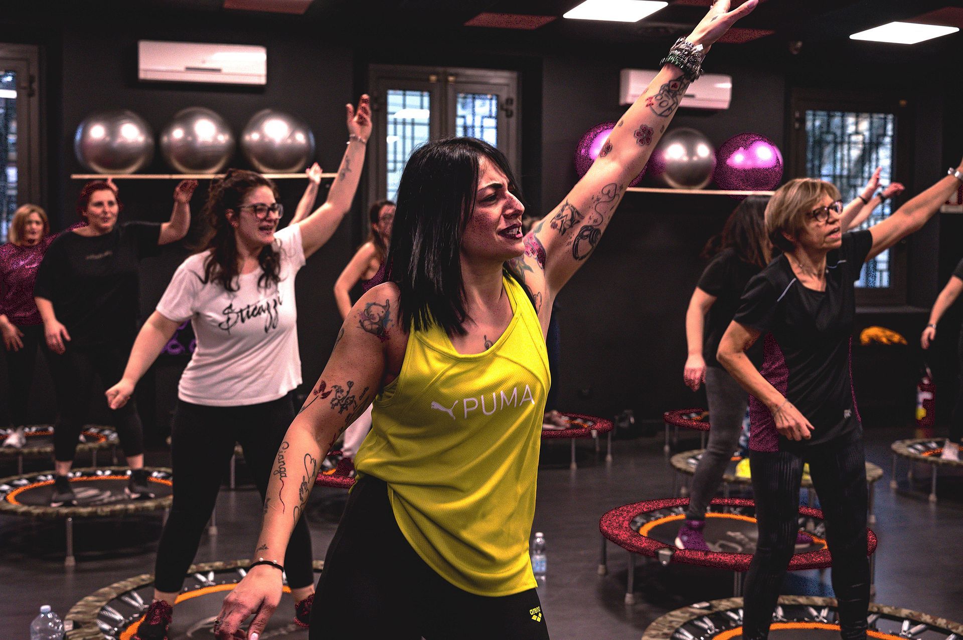 Un gruppo di donne balla in una palestra.