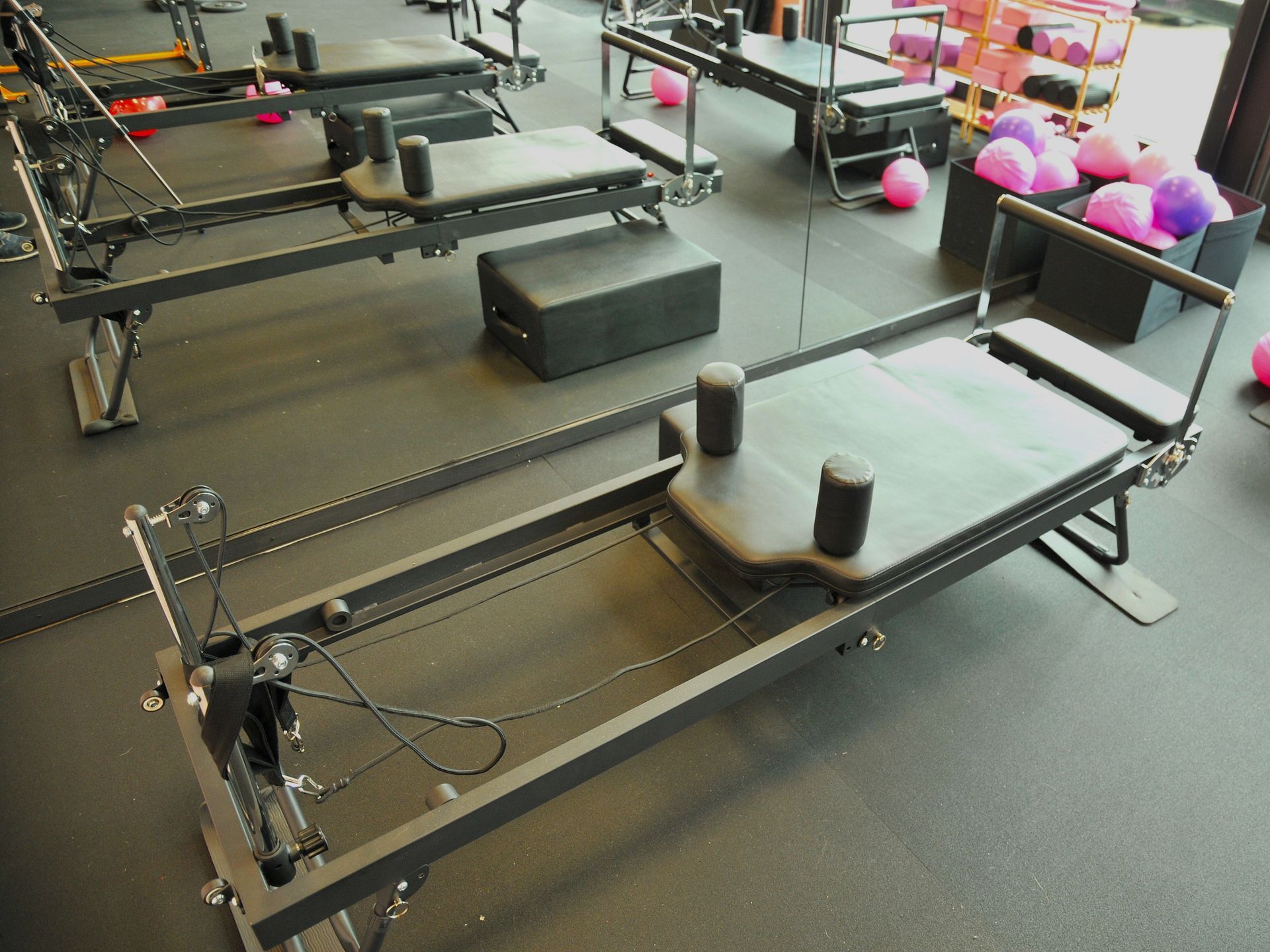 Una fila di macchine per pilates sono allineate in una palestra