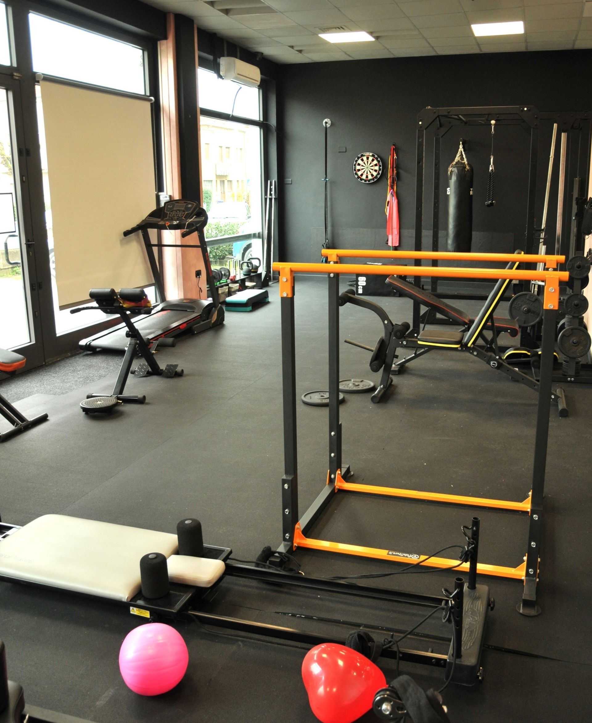 Una palestra con una palla rosa sul pavimento