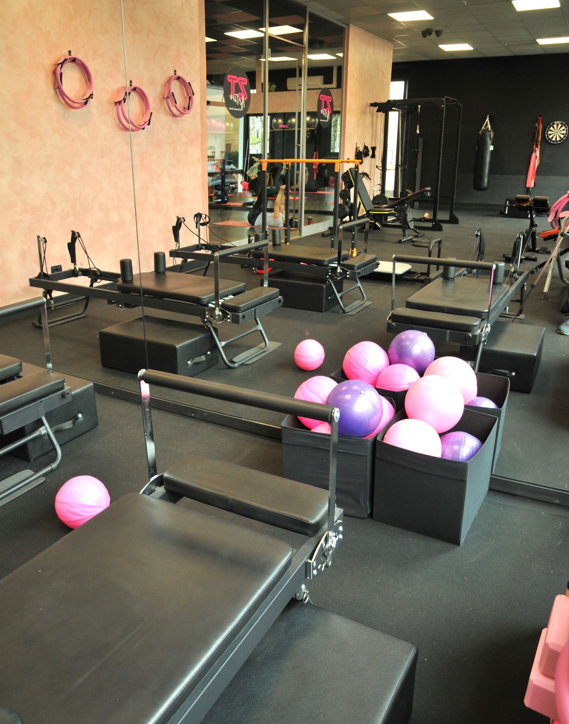 Una palestra piena di palloncini rosa e viola