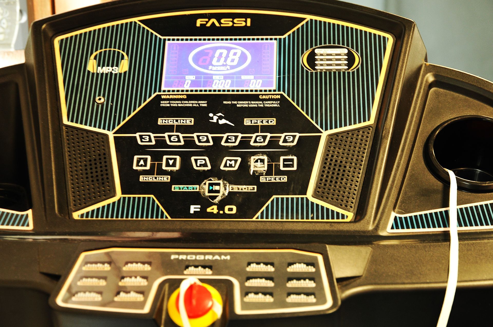 Un tapis roulant con il numero 08 sullo schermo