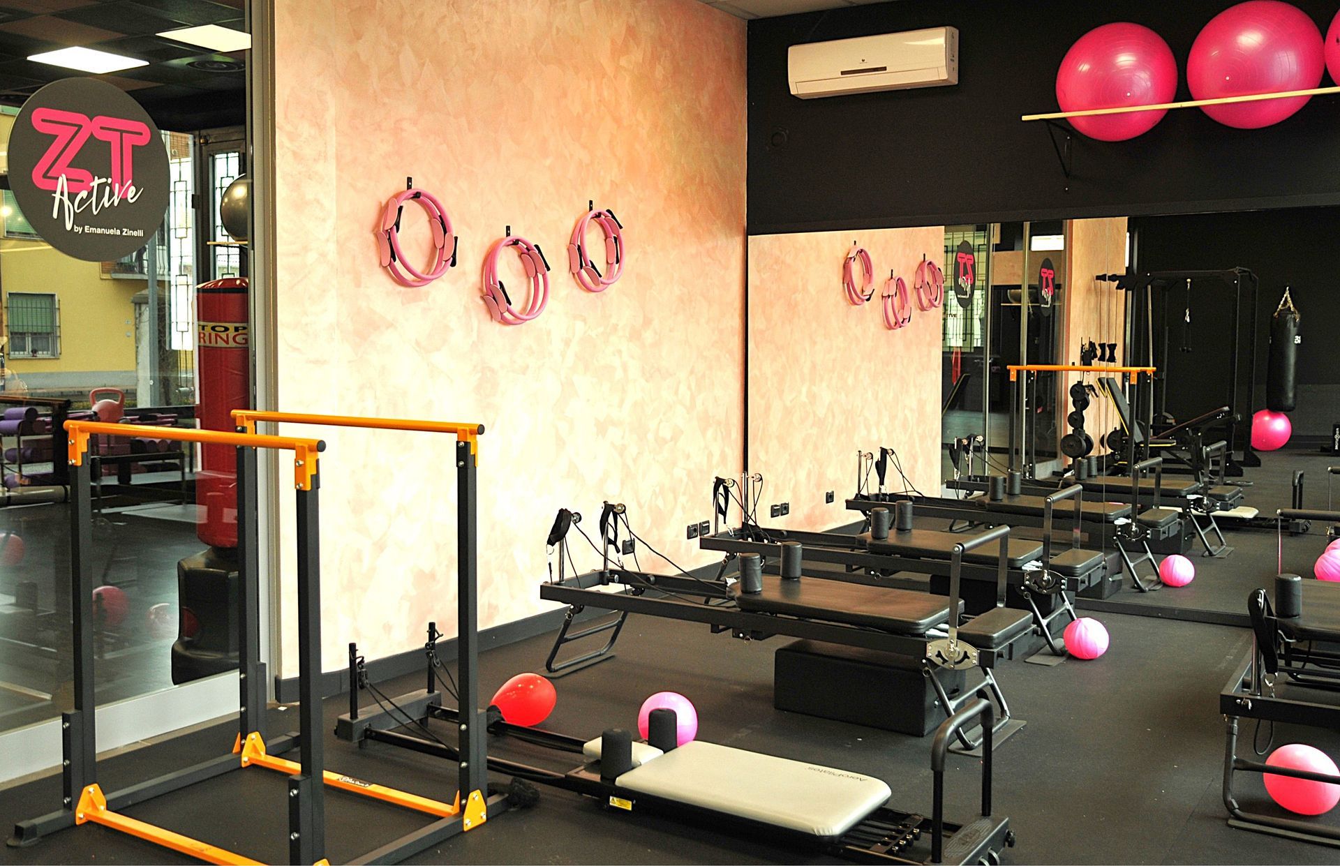 Una palestra con un cartello che dice zt sopra