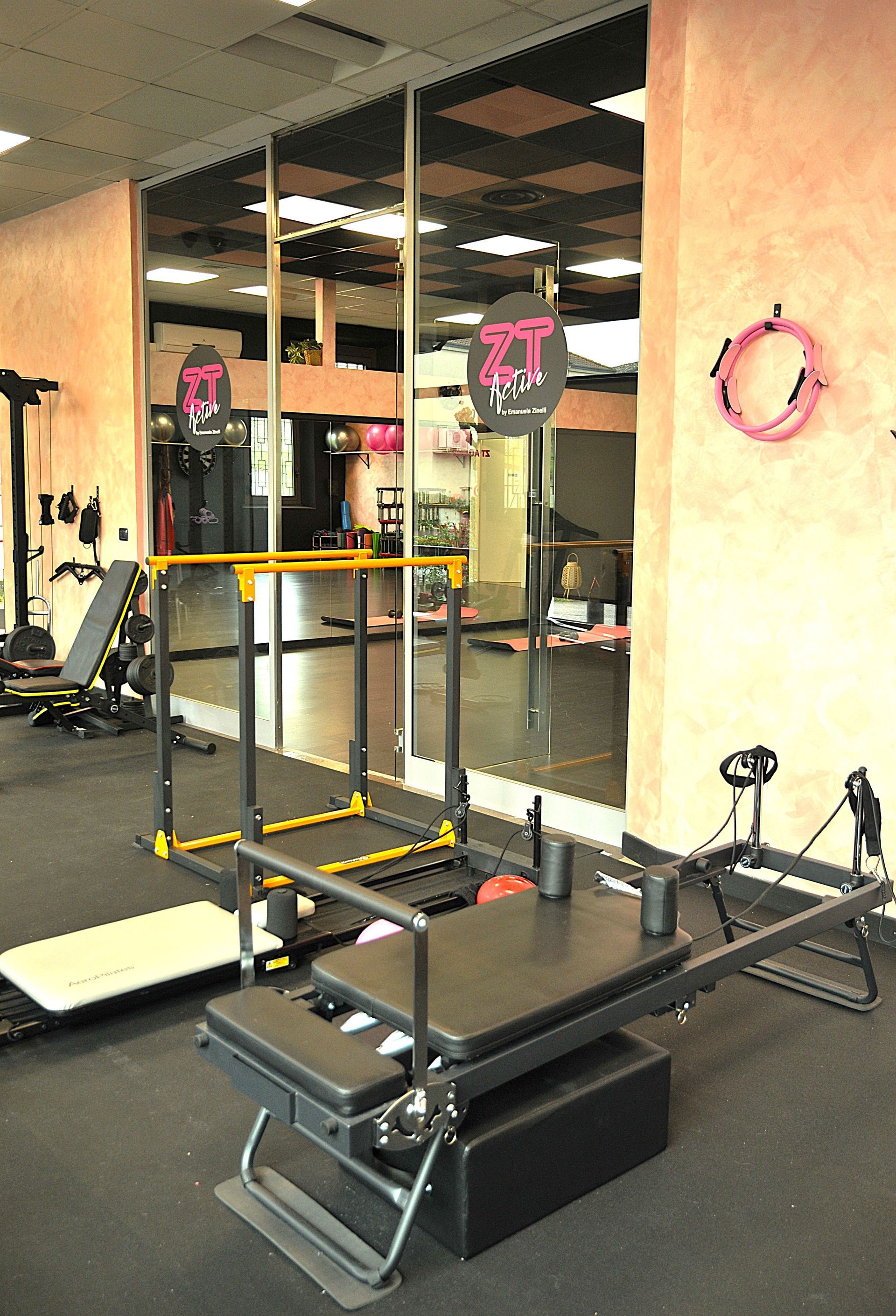 Una palestra con una macchina per pilates al centro