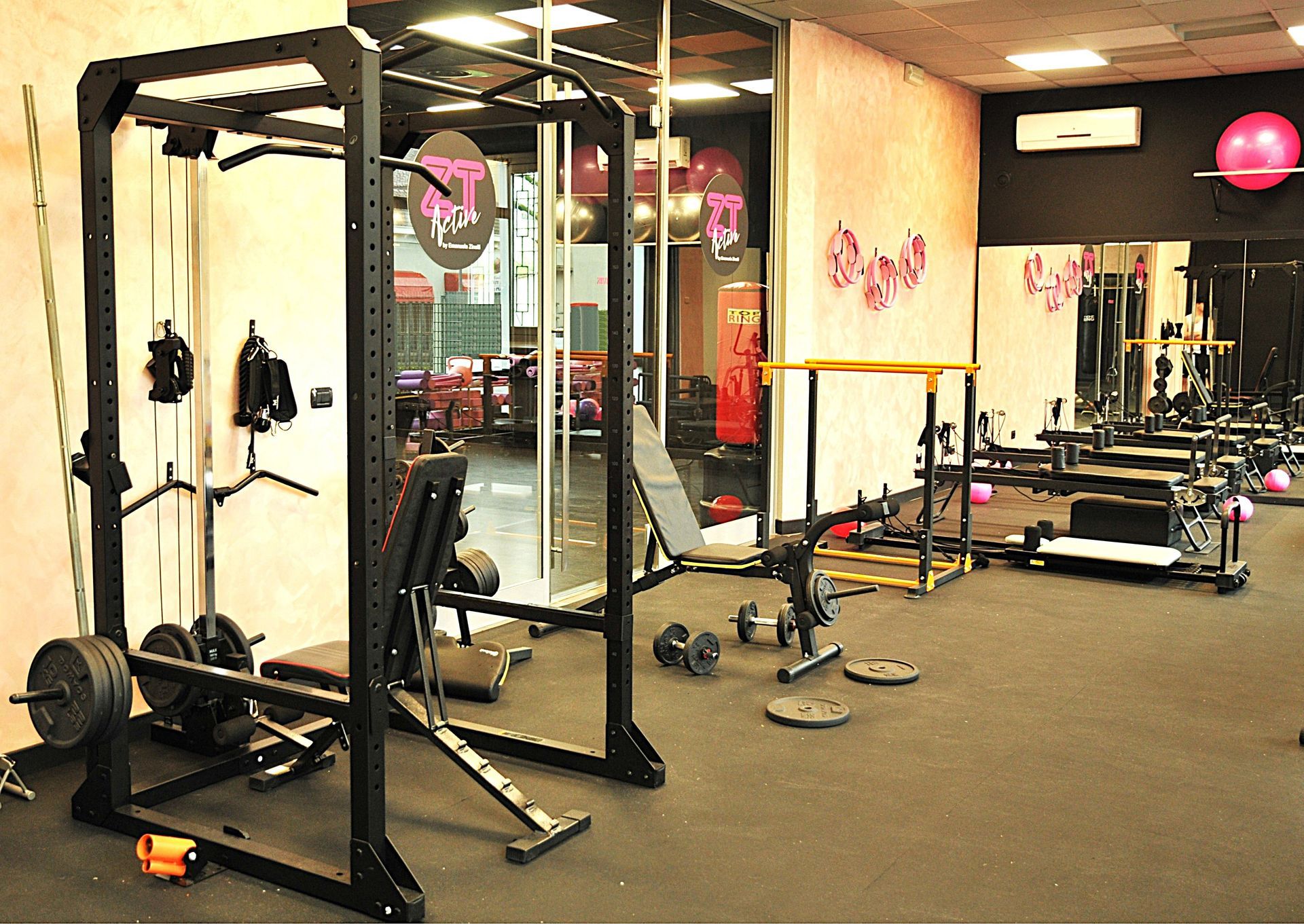 Una palestra con molti attrezzi per l'esercizio fisico e un grande specchio