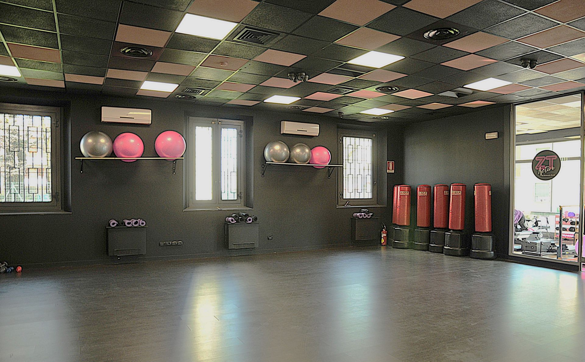 Una palestra con un sacco di trampolini e palle sul muro