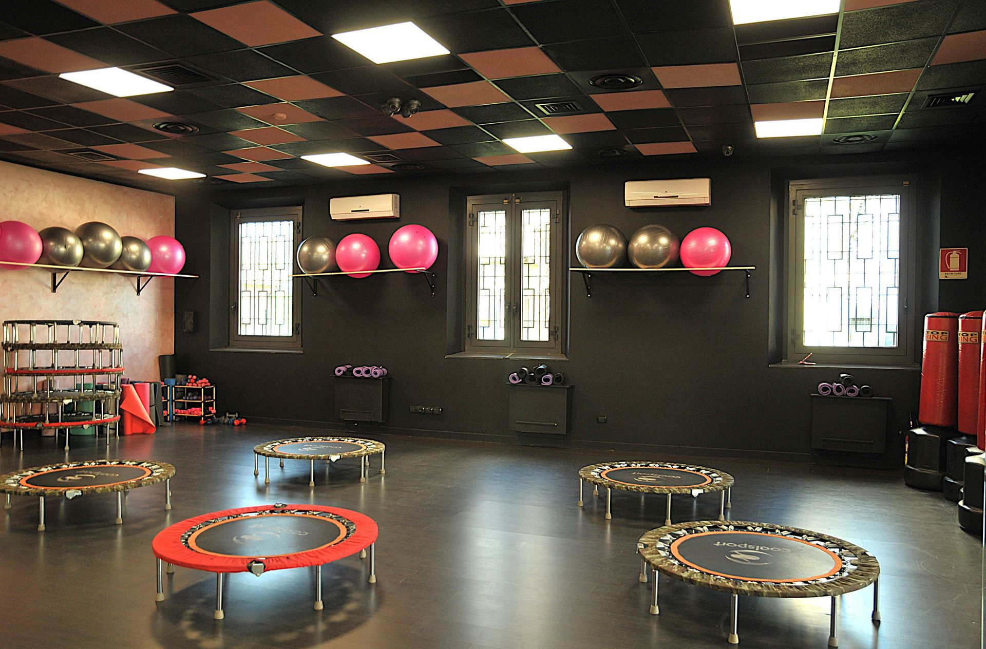 Una palestra vuota con un cartello che dice zt sopra