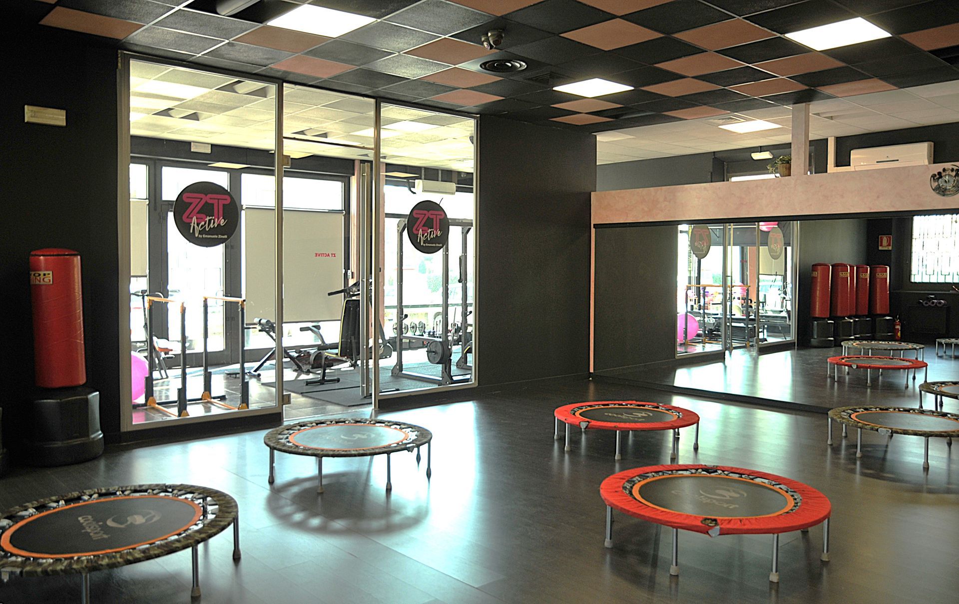 Una palestra con un sacco di trampolini