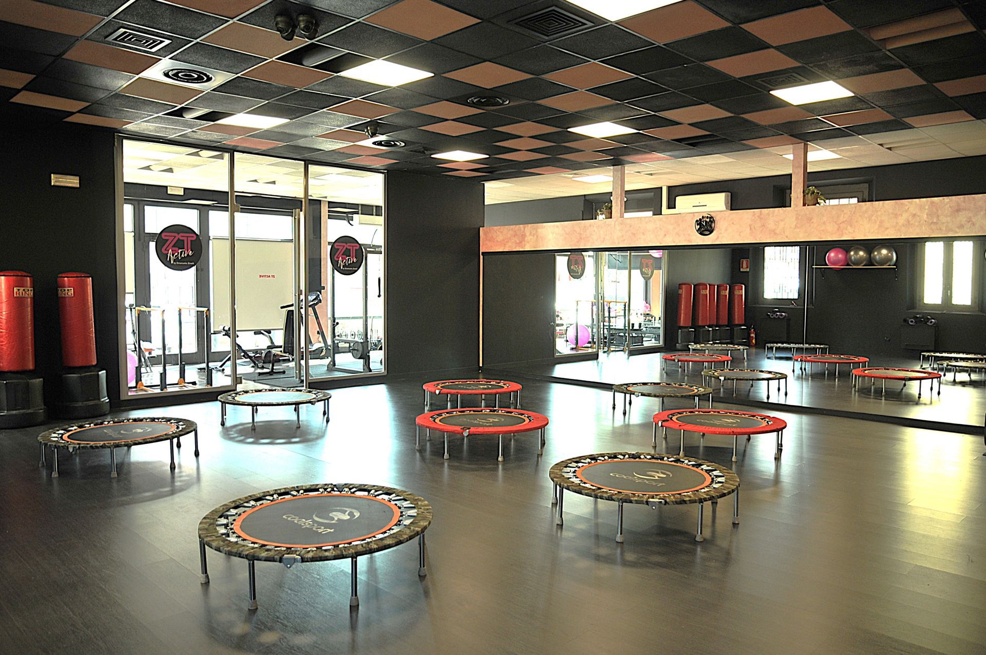 Una palestra con un sacco di trampolini