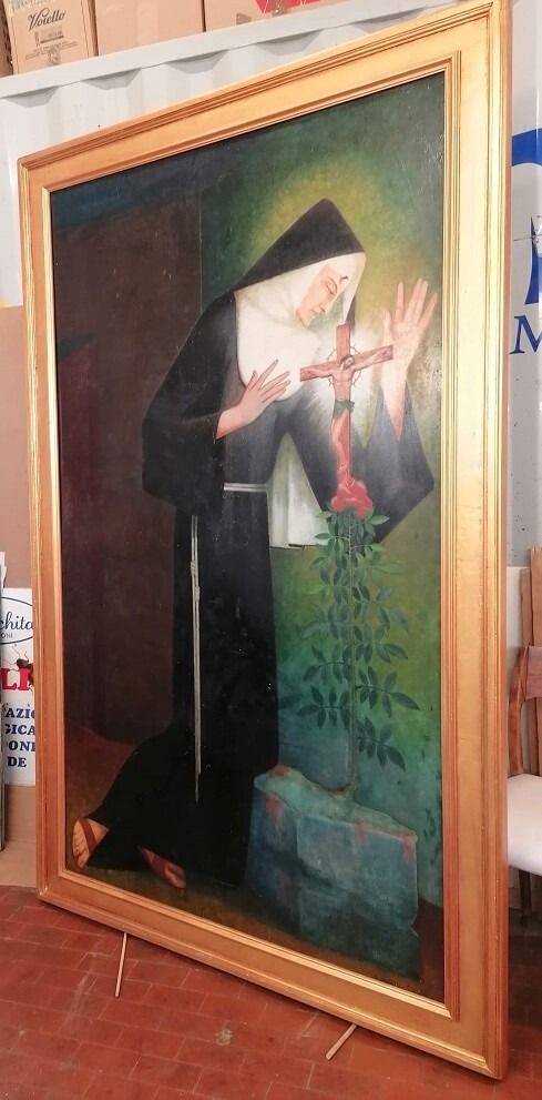 Dipinto di una suora in abito nero, inginocchiata davanti a un crocifisso su una pianta in fiore.