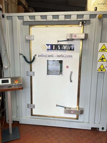 Un container grigio con una porta bianca. Logo