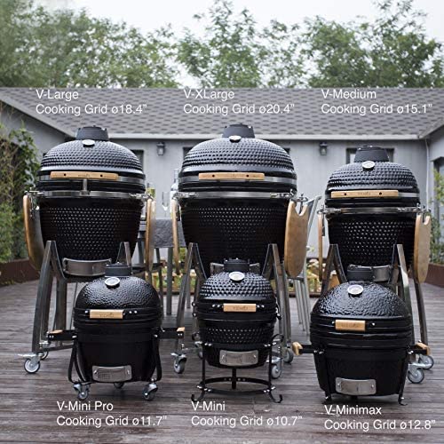Six barbecues kamado en céramique noire de tailles différentes sont disposés sur deux rangées sur une terrasse en bois à l'extérieur.