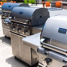 Une rangée de grils sabres est posée sur un comptoir.